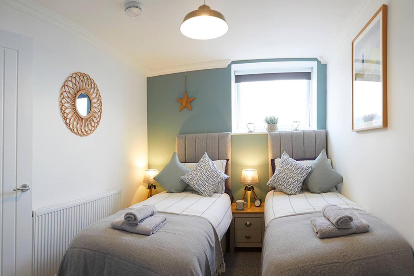 Bay View - Amazing Location With Sea Views! Aparthotel Scarborough Exteriör bild
